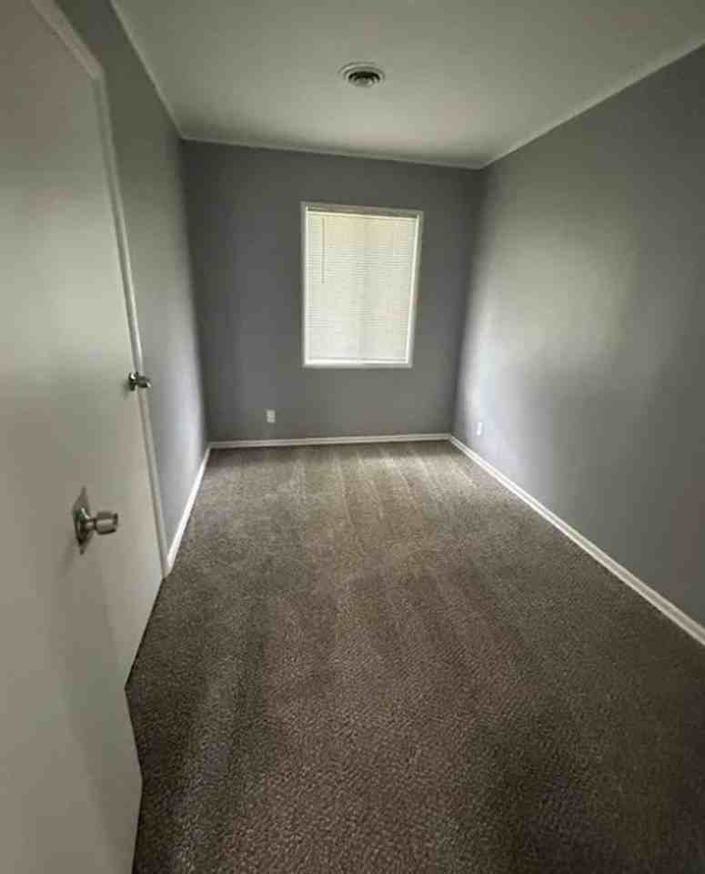 802 Saint Thomas Ln - Photo 5 of 8
