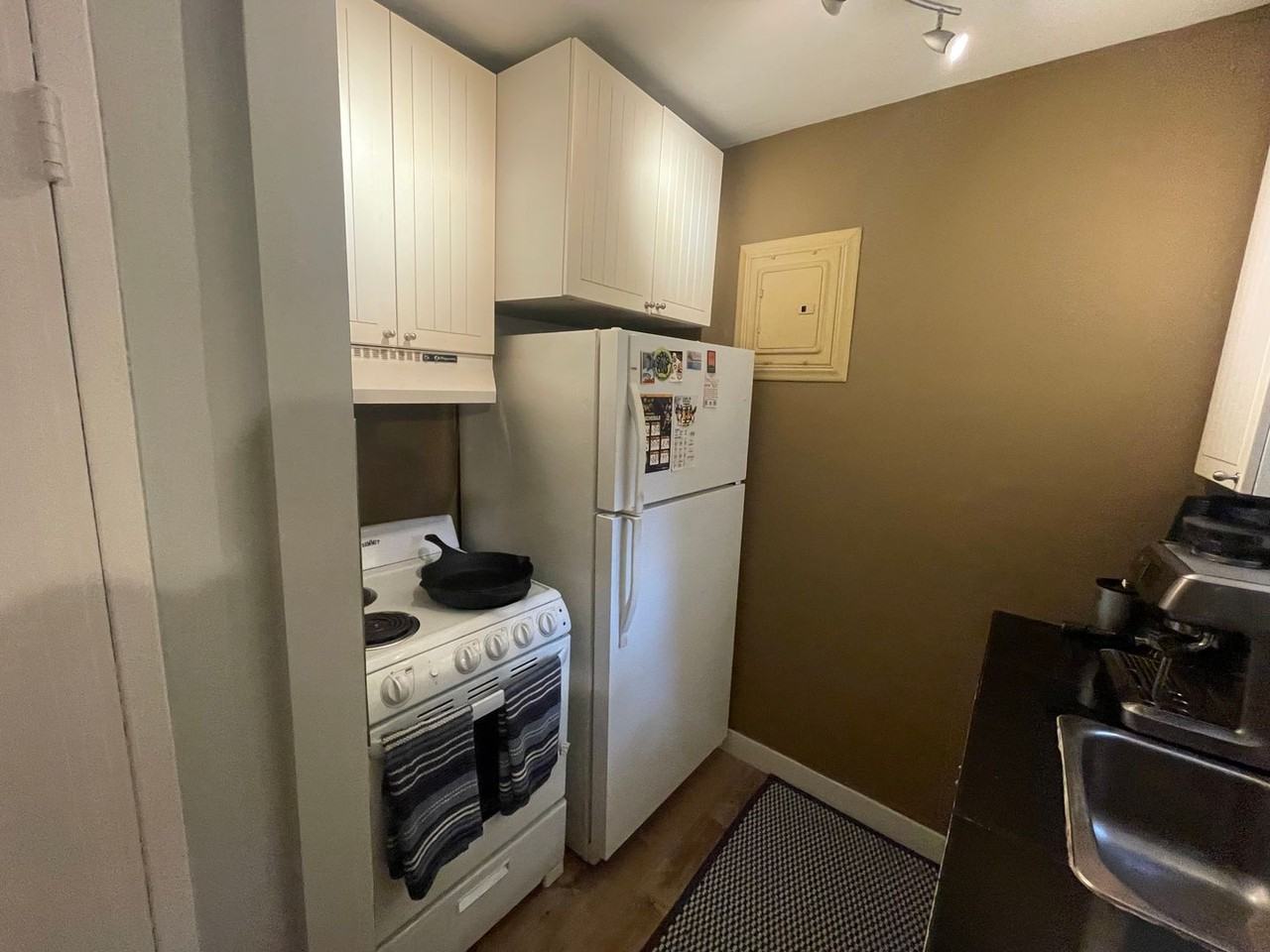 842 Thorn St - Photo 3 of 21