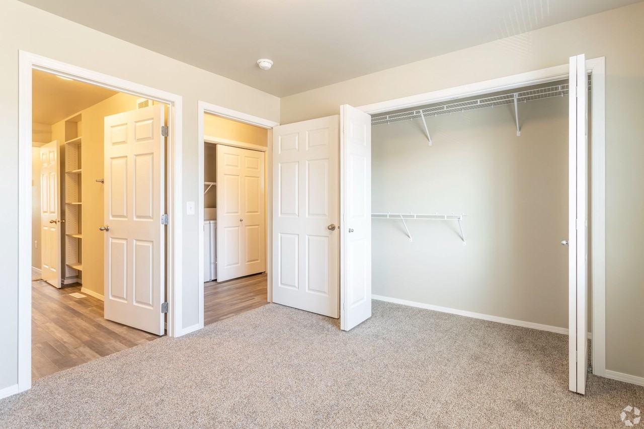 Edgewater III - Photo 7 of 10