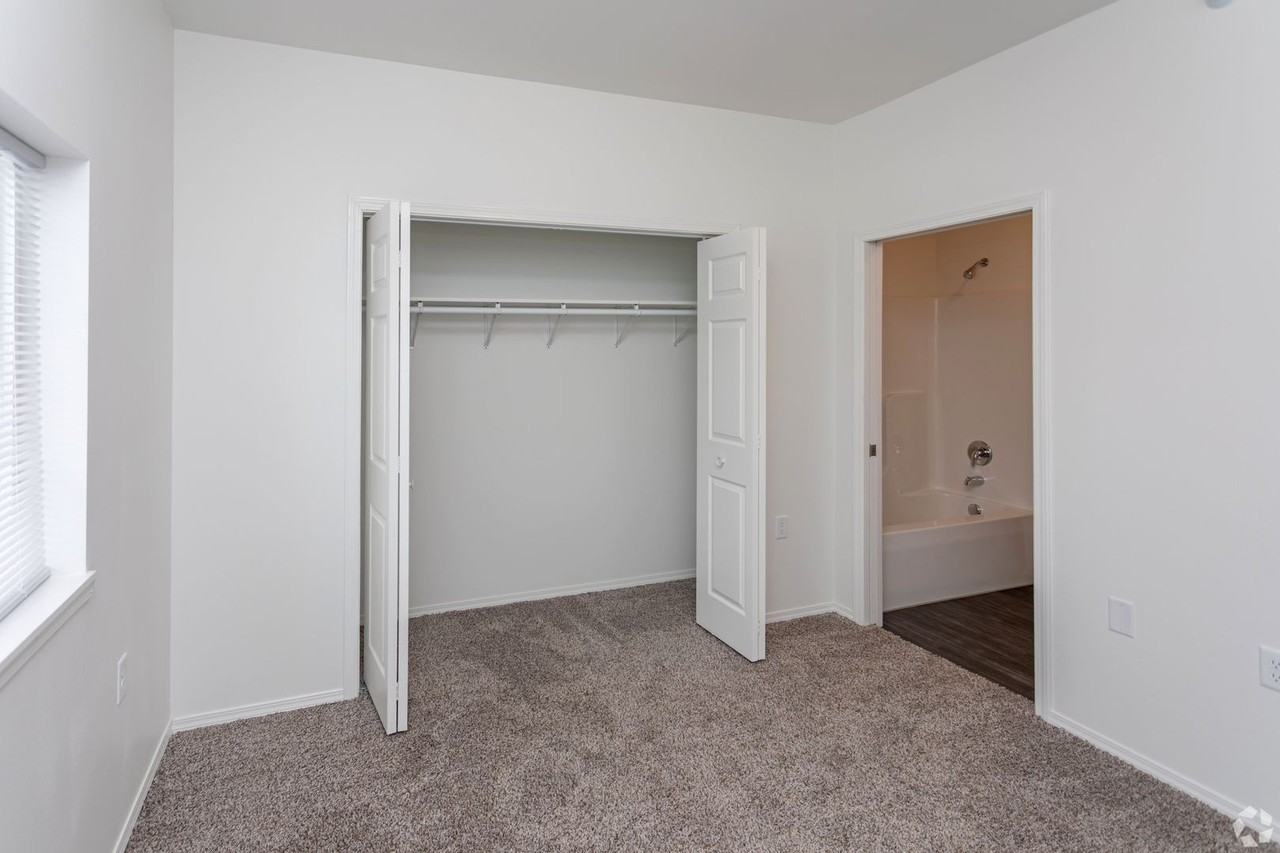6031 N Olympia Dr - Photo 3 of 10