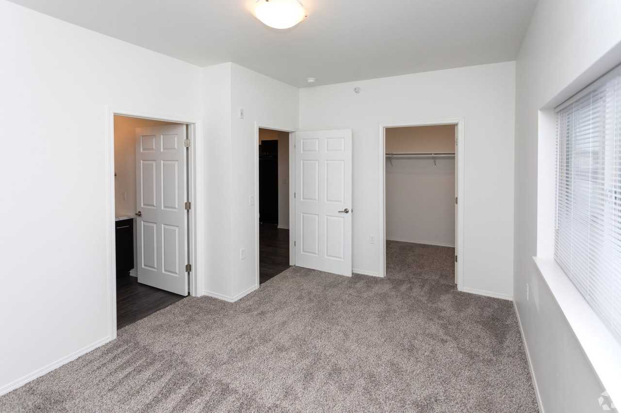 4033 N Olympia Dr - Photo 3 of 11