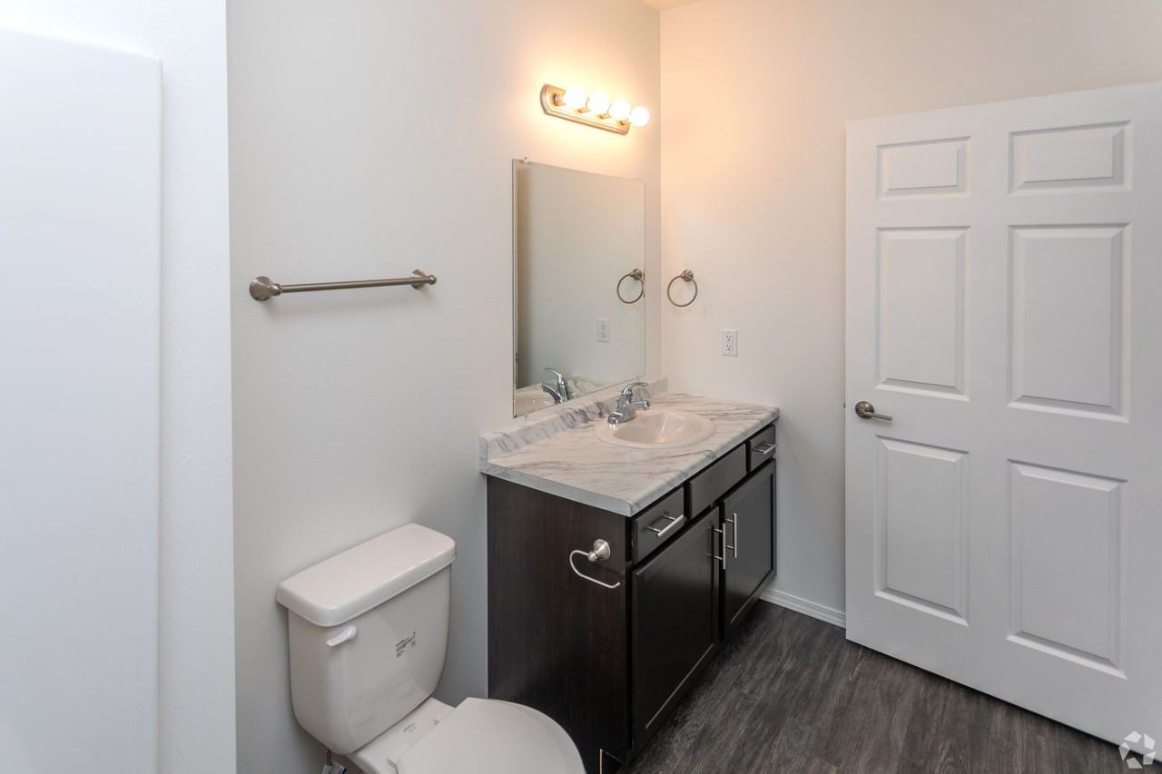 4033 N Olympia Dr - Photo 4 of 11