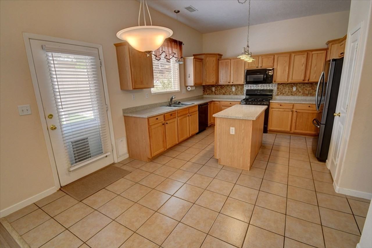 2011 Dillon Dr Ne - Photo 3 of 20