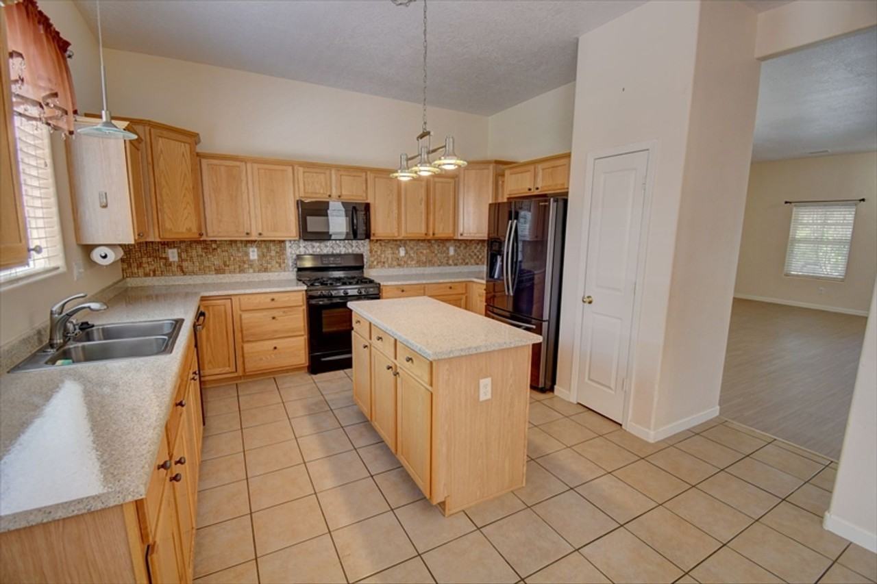 2011 Dillon Dr Ne - Photo 4 of 20