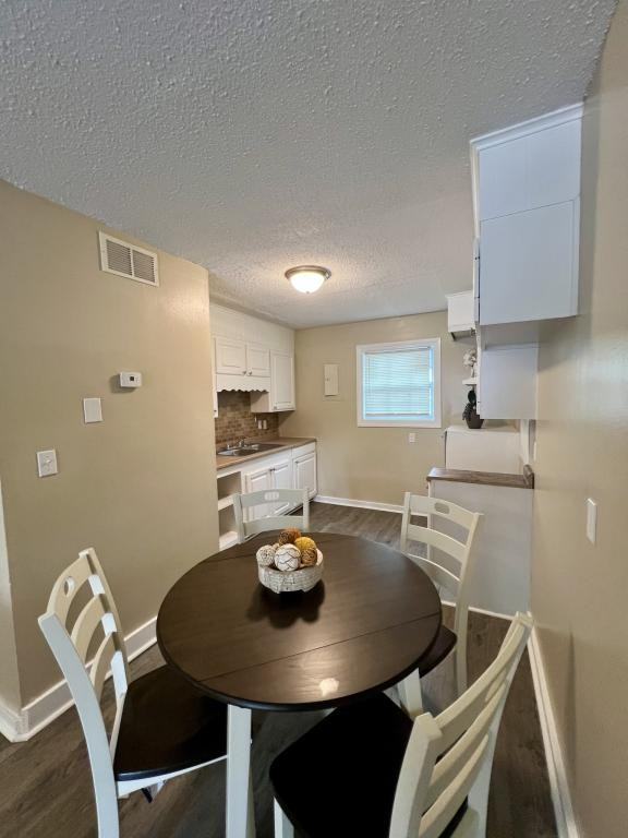 3811 Mosley Ave - Photo 4 of 4