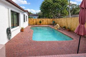 featured image of 10478 Nw 4th St
