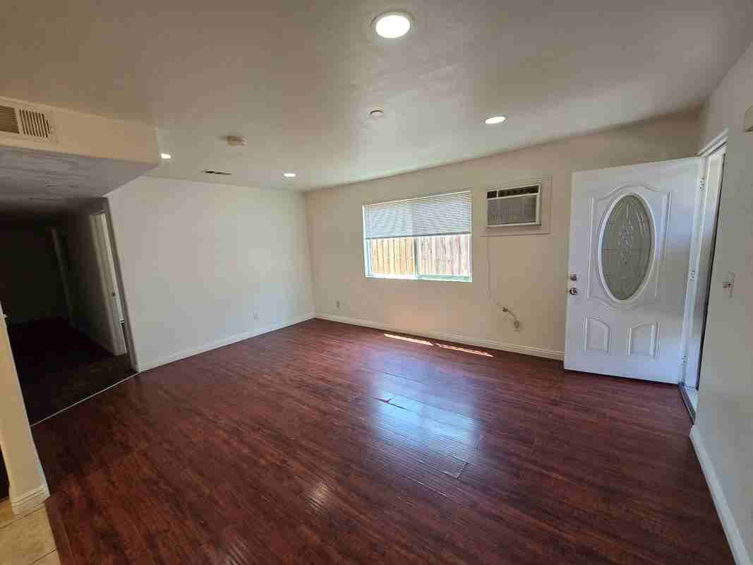 10218 S San Pedro St - Photo 2 of 16