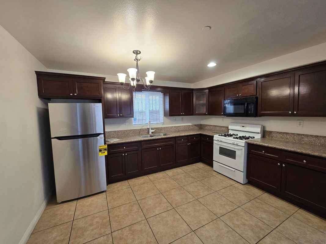 10218 S San Pedro St - Photo 3 of 16
