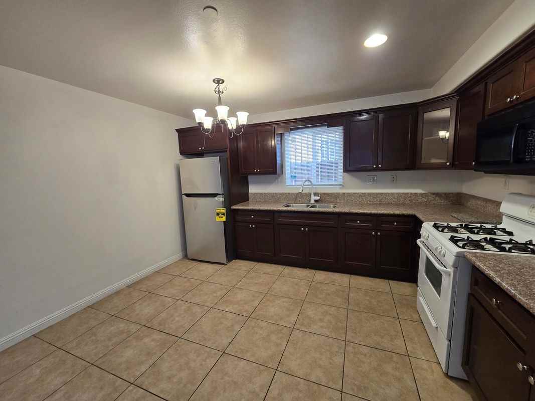 10218 S San Pedro St - Photo 4 of 16