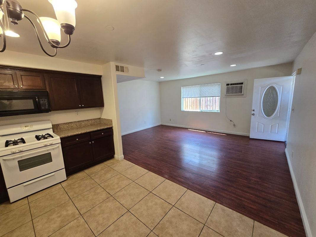 10218 S San Pedro St - Photo 5 of 16