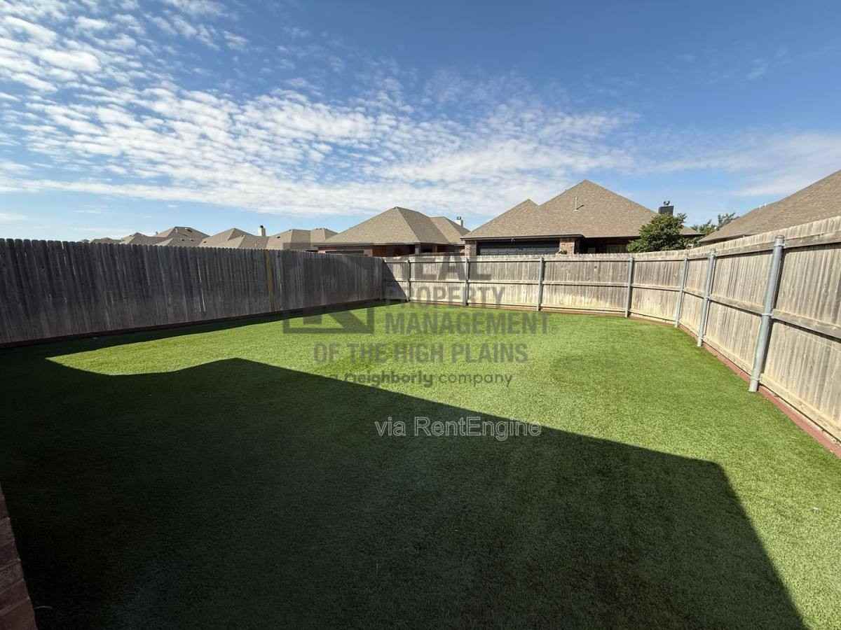 7620 Legacy Pkwy - Photo 4 of 10