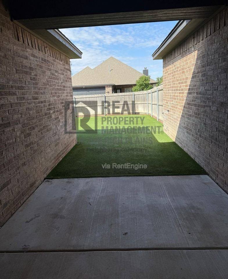 7620 Legacy Pkwy - Photo 5 of 10