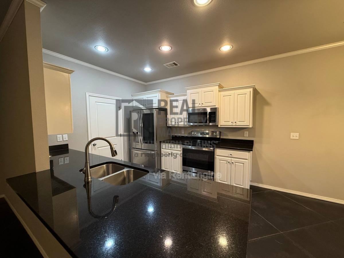 7620 Legacy Pkwy - Photo 6 of 10