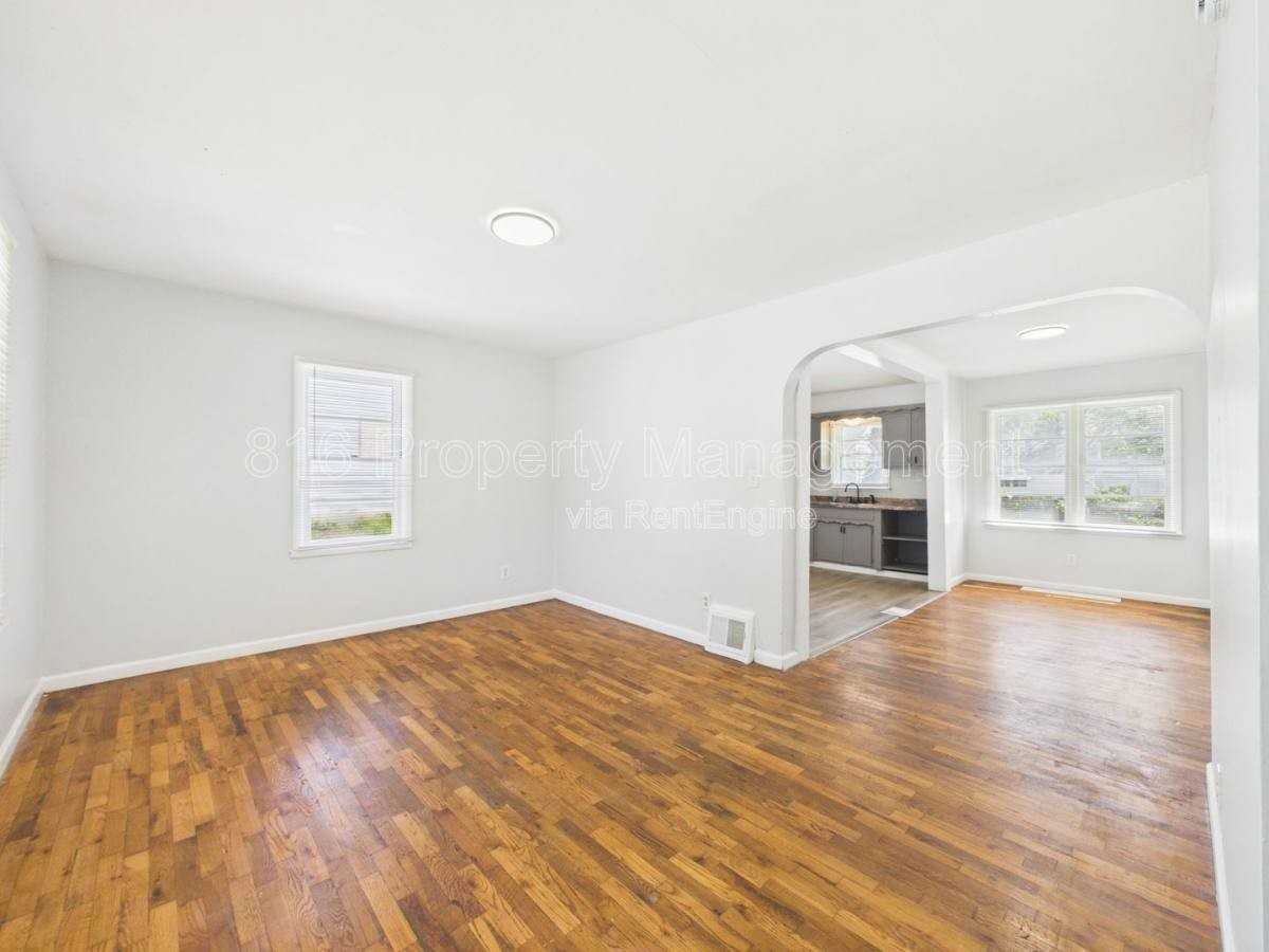 10323 E 20th St S - Photo 3 of 10