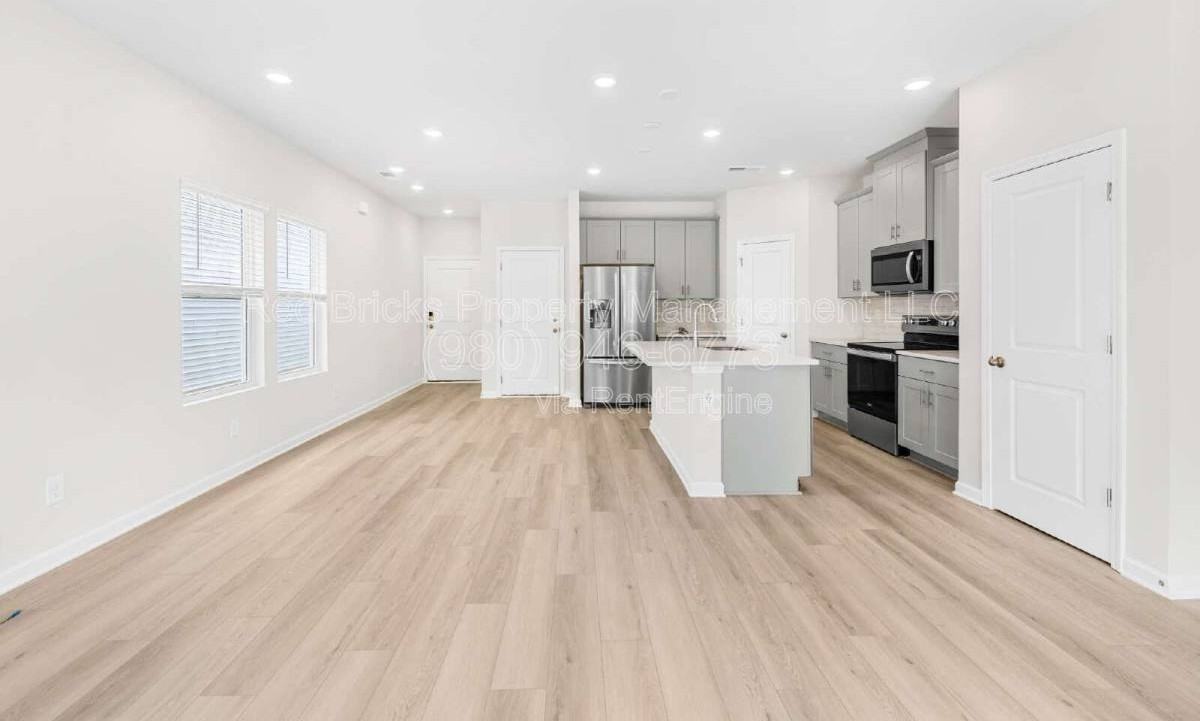 2220 Belterra Dr - Photo 3 of 10