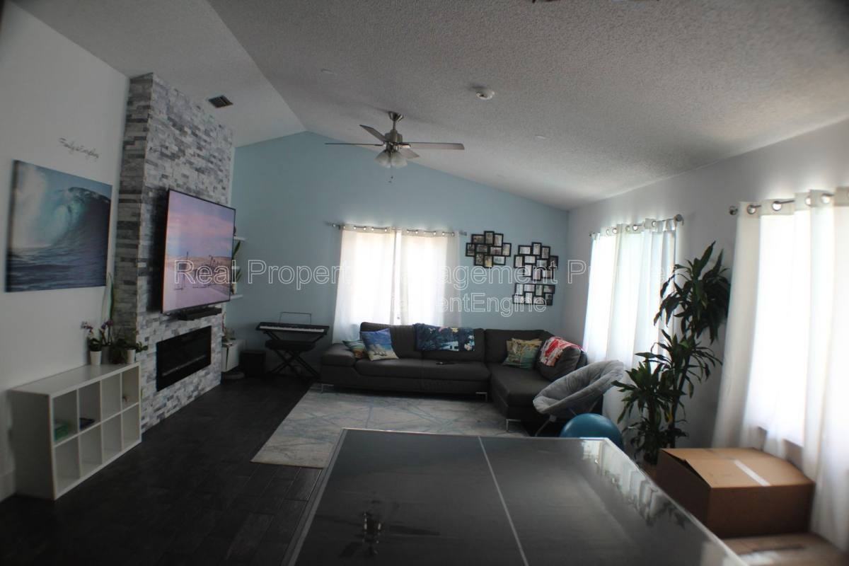 1317 Sw 82nd Ave - Photo 2 of 10