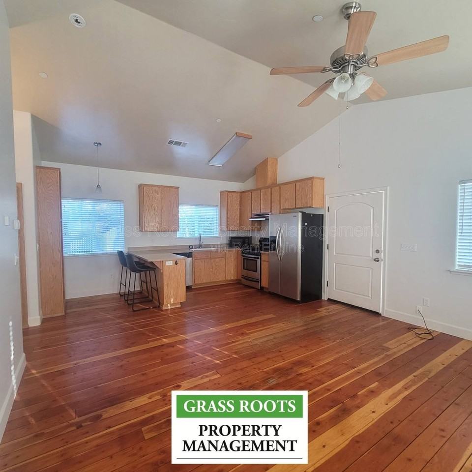 152 152 1 2 W Empire St - Photo 2 of 10