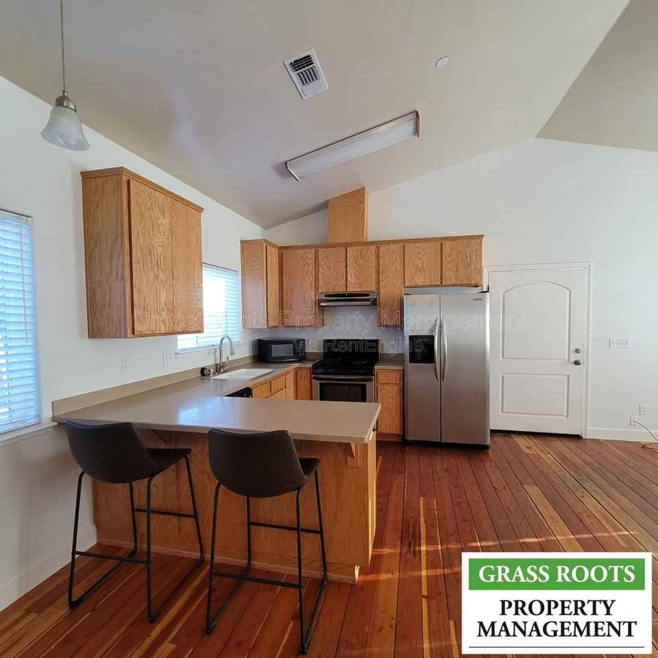 152 152 1 2 W Empire St - Photo 3 of 10