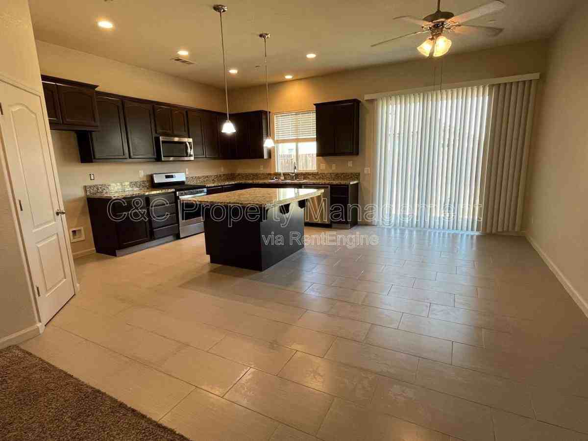 335 Parliament Way - Photo 3 of 10