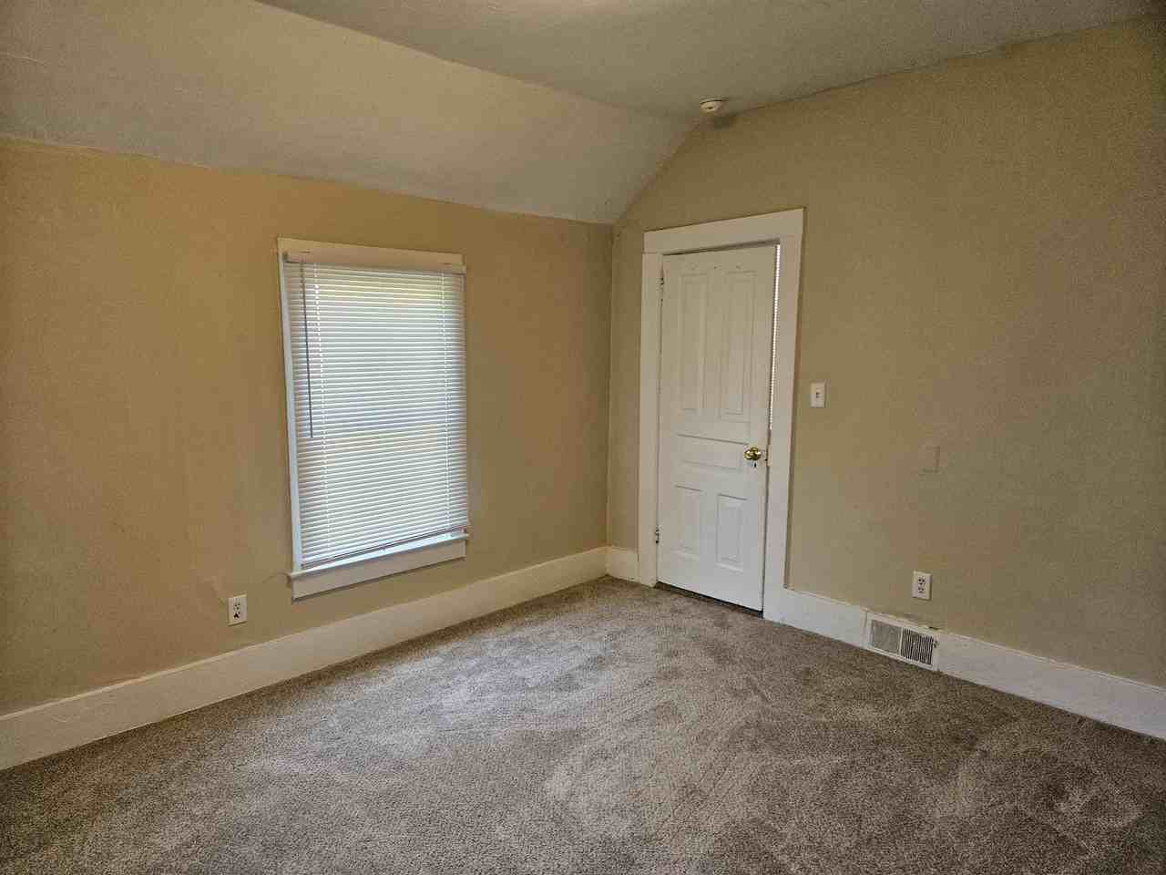 125 N Summit St #1 - Photo 5 of 11