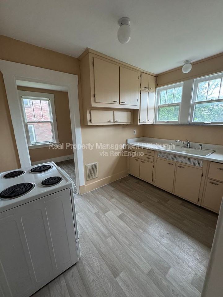 30 Sheridan Ave - Photo 6 of 16