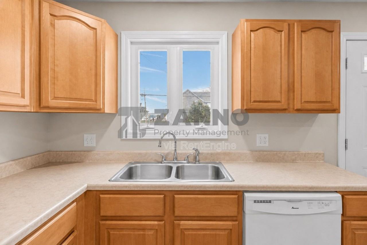 498 Park Ave - Photo 2 of 22
