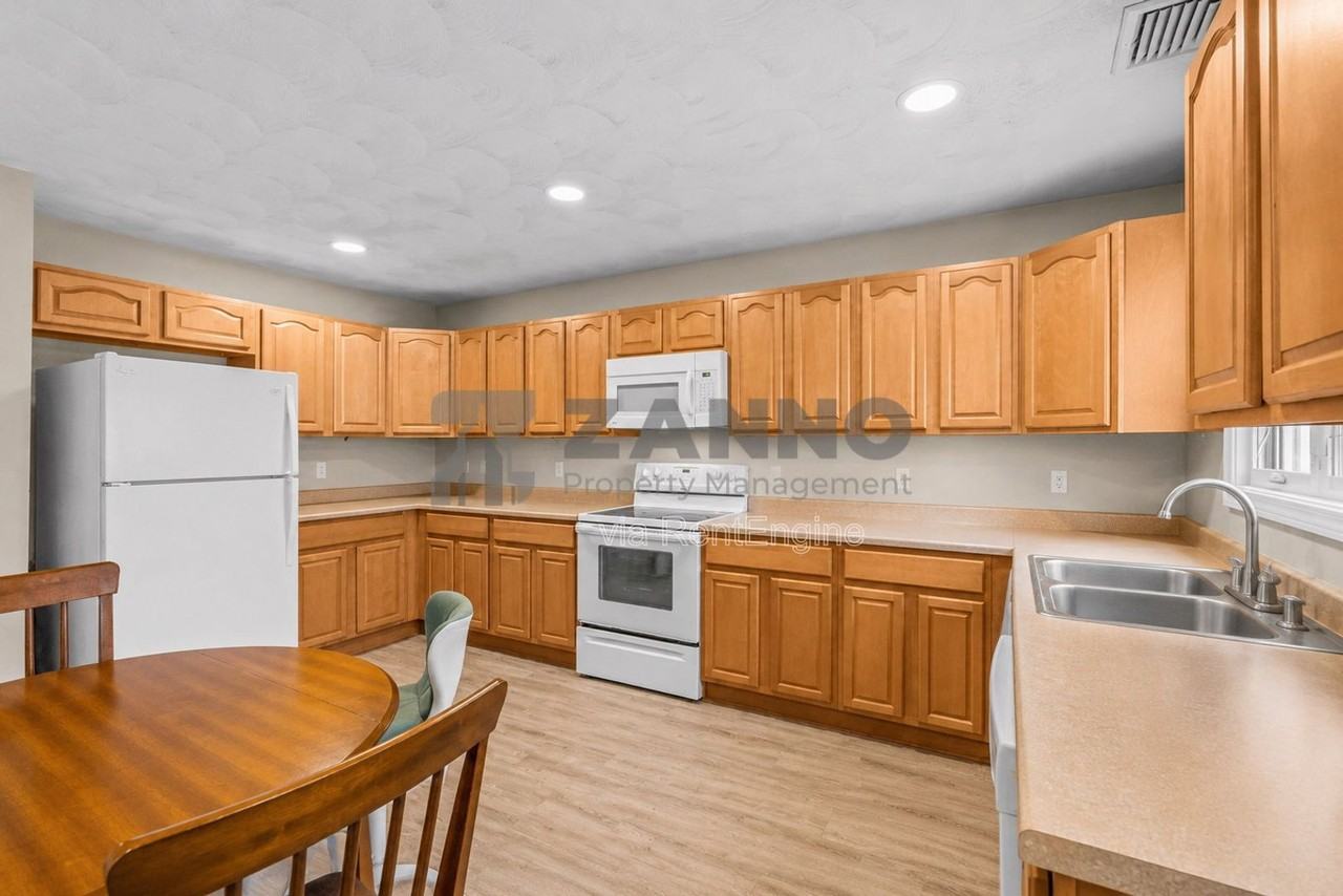 498 Park Ave - Photo 3 of 22