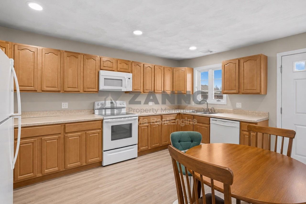 498 Park Ave - Photo 4 of 22