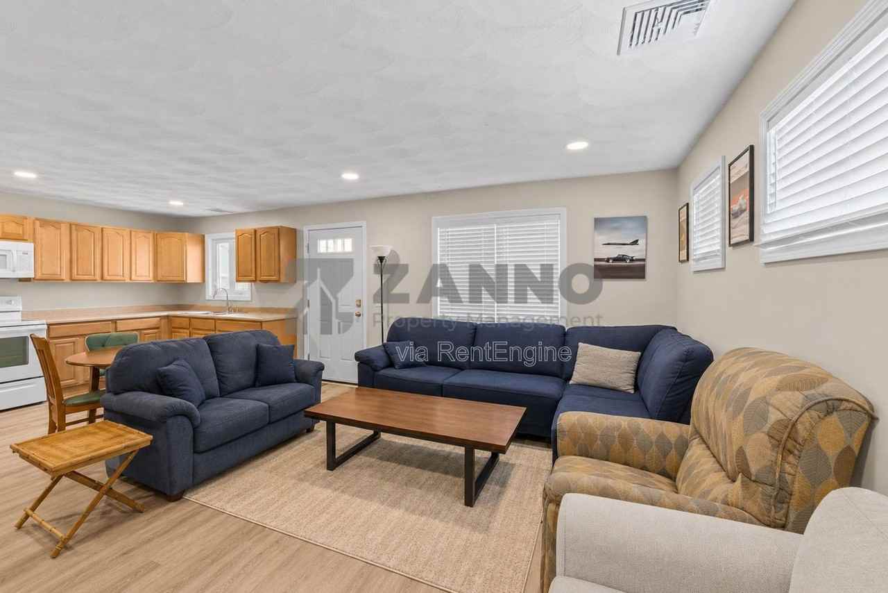 498 Park Ave - Photo 5 of 22
