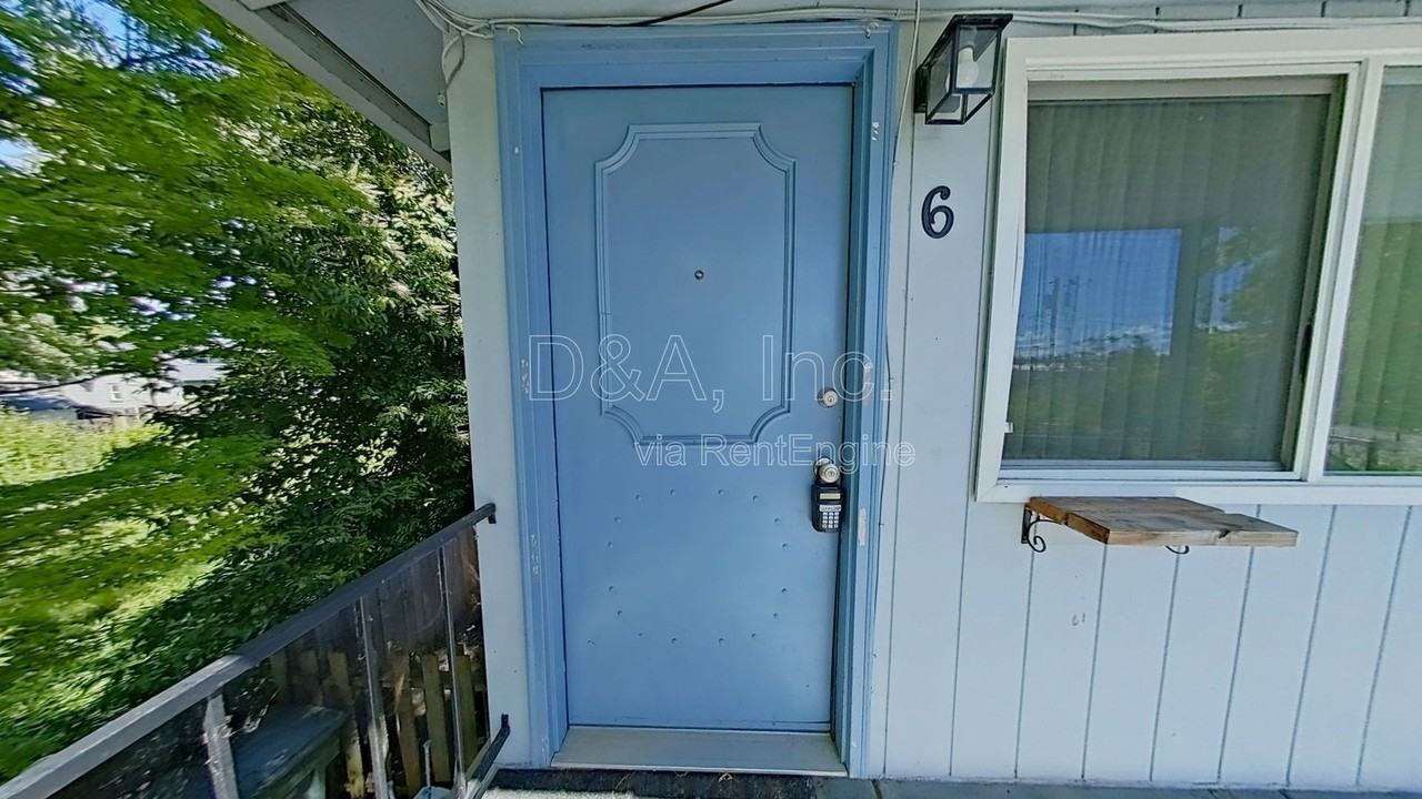 697 Jefferson St Se #6 - Photo 2 of 9