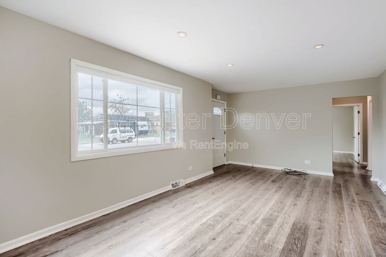 1845 W Stoll Pl - Photo 3 of 18