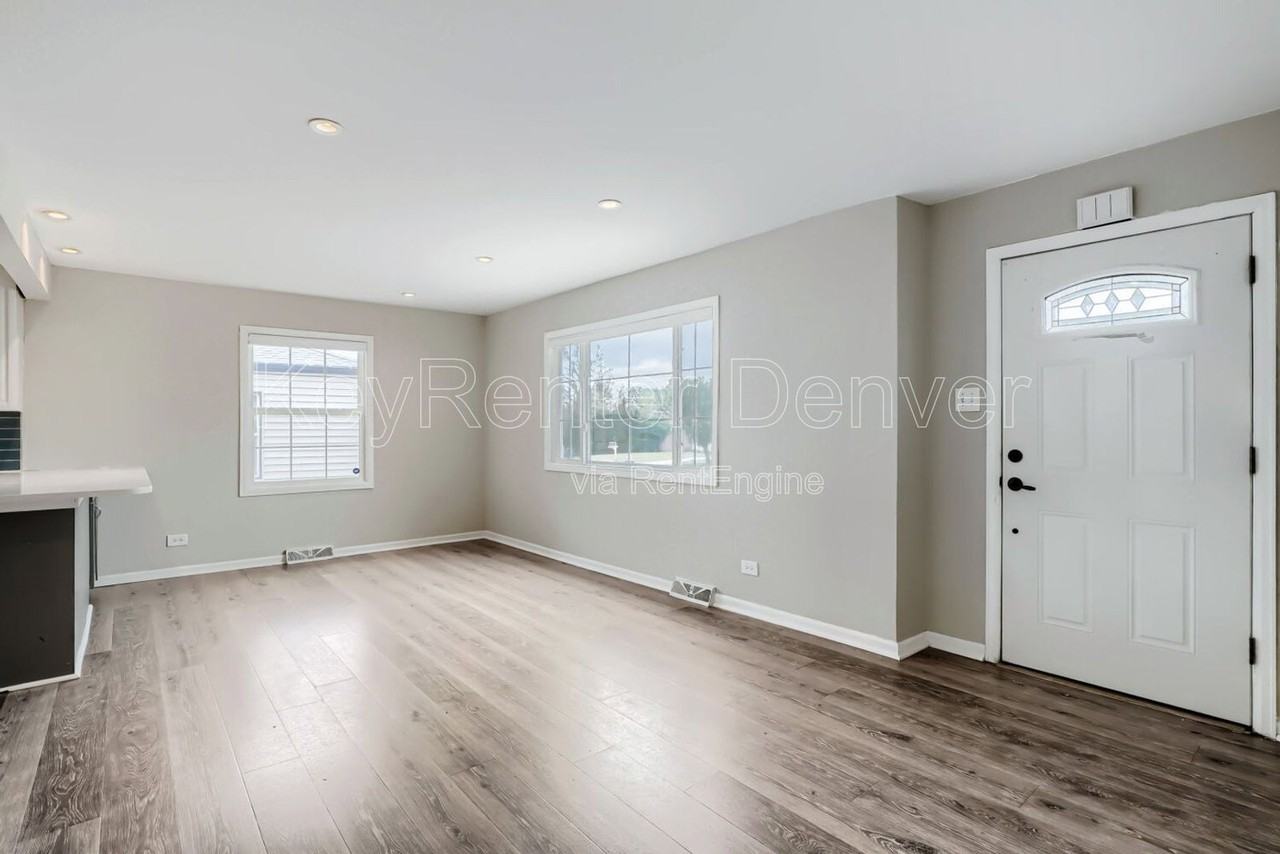 1845 W Stoll Pl - Photo 4 of 18