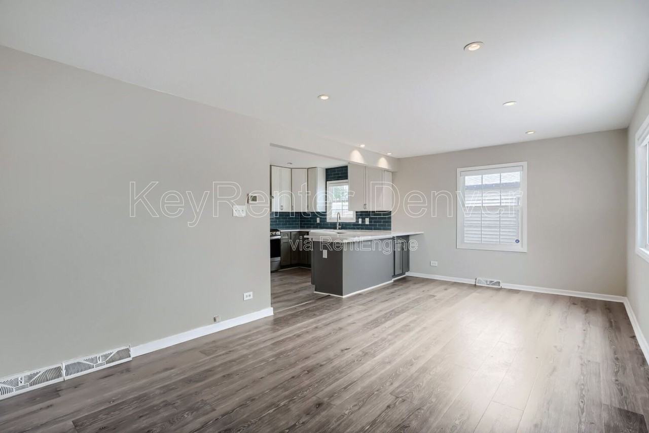 1845 W Stoll Pl - Photo 5 of 18