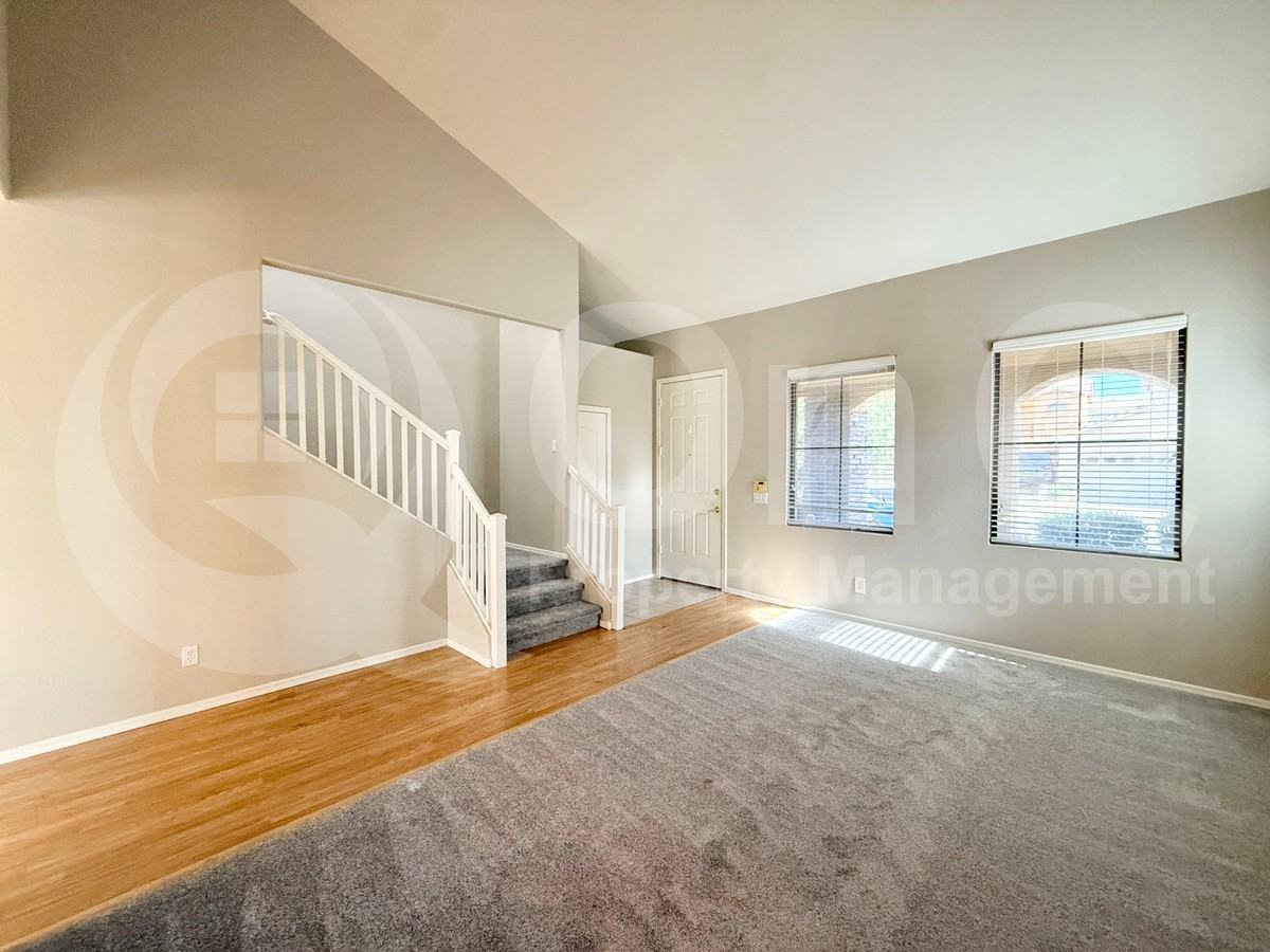 5310 E Hilton Ave - Photo 3 of 31