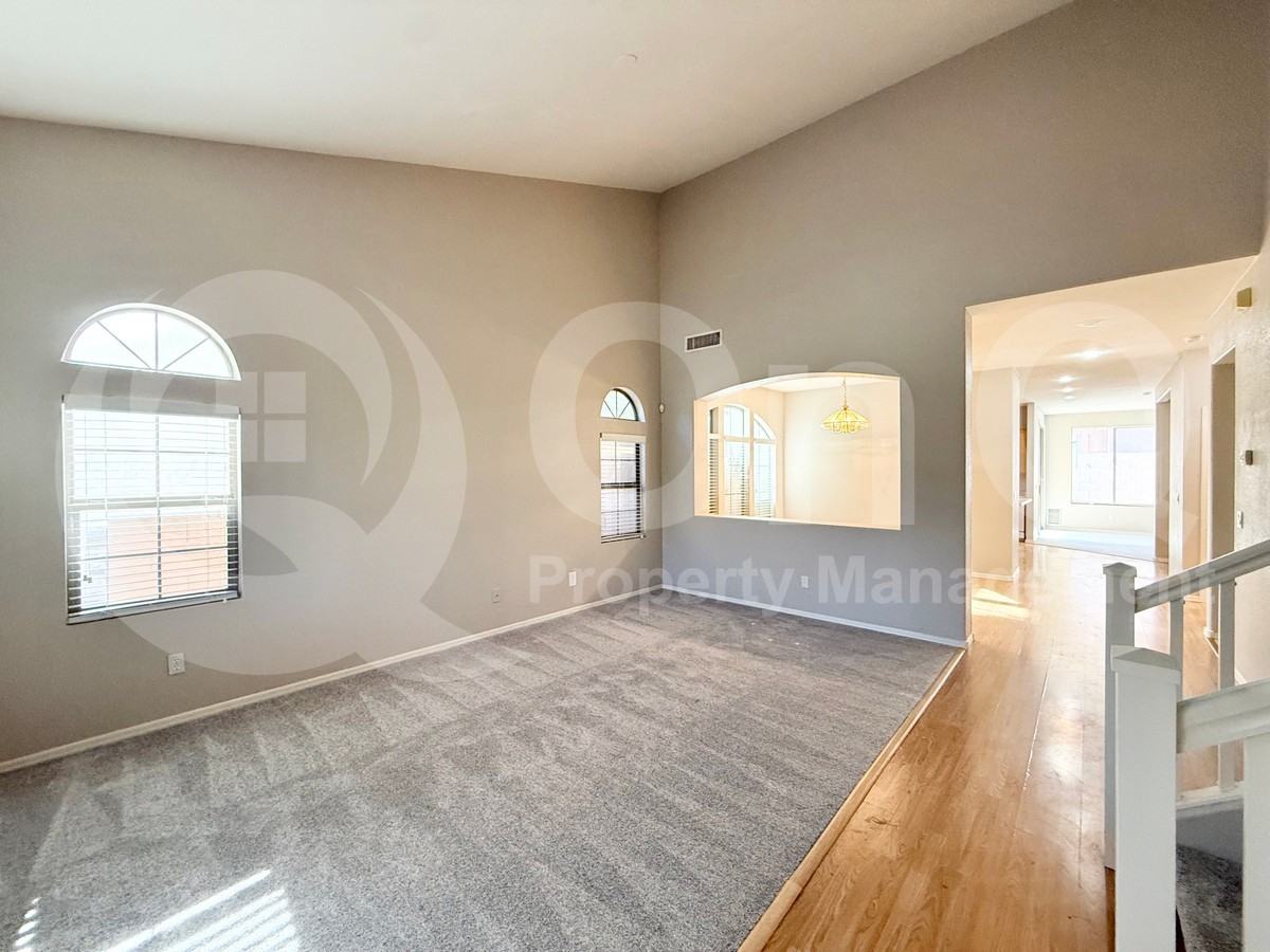 5310 E Hilton Ave - Photo 4 of 31