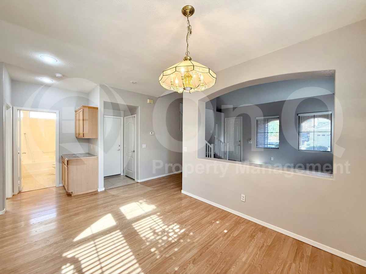5310 E Hilton Ave - Photo 5 of 31