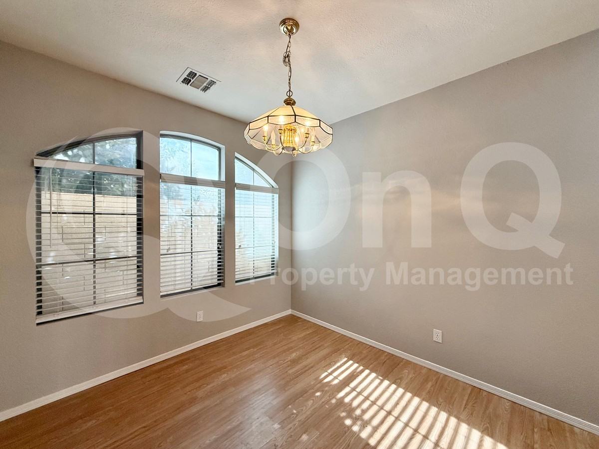 5310 E Hilton Ave - Photo 6 of 31