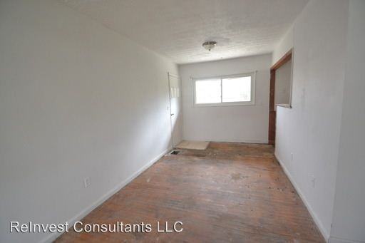 8746 Desoto Dr - Photo 3 of 15