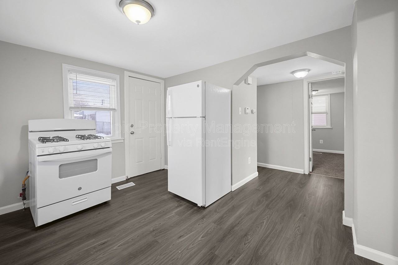 21930 Elroy Ave - Photo 2 of 10