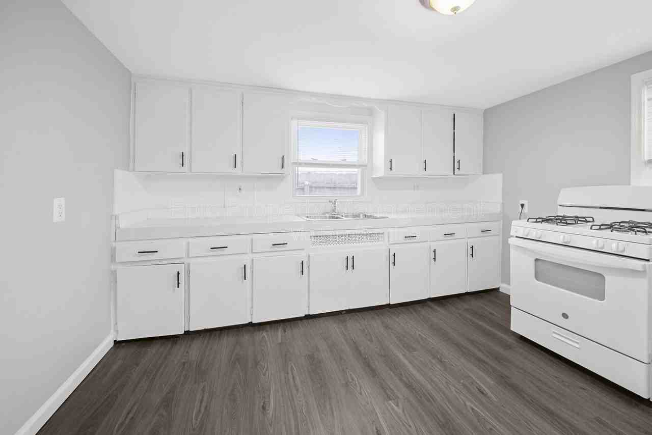 21930 Elroy Ave - Photo 3 of 10