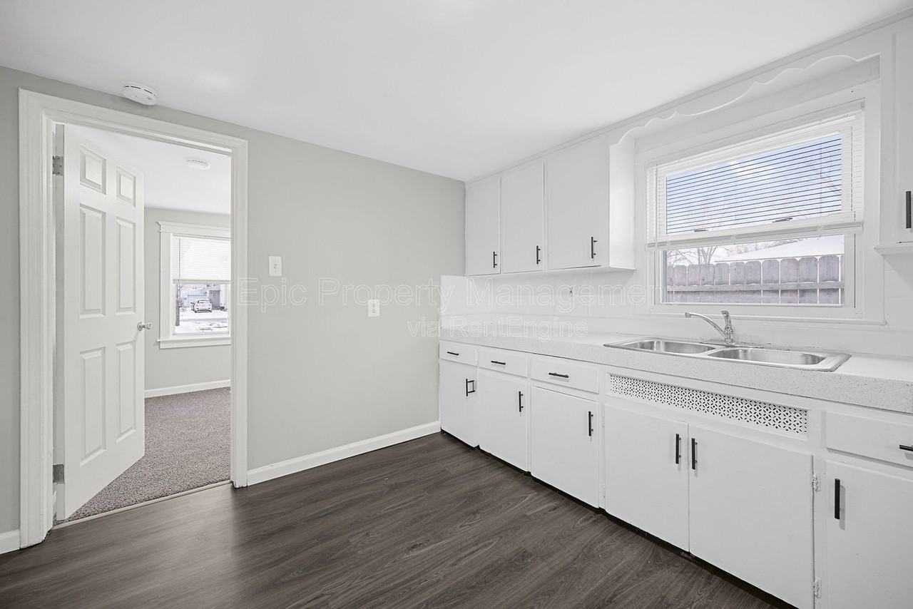 21930 Elroy Ave - Photo 4 of 10