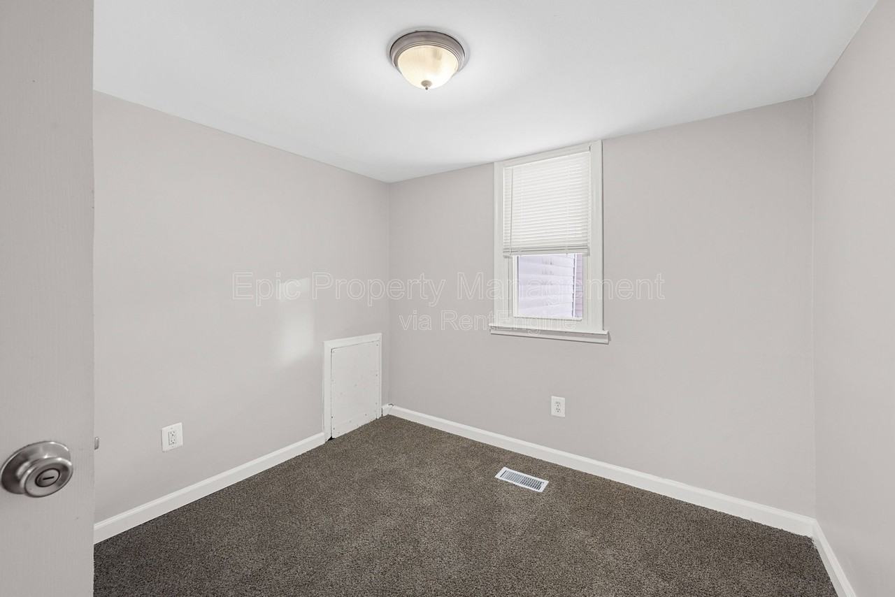 21930 Elroy Ave - Photo 7 of 10