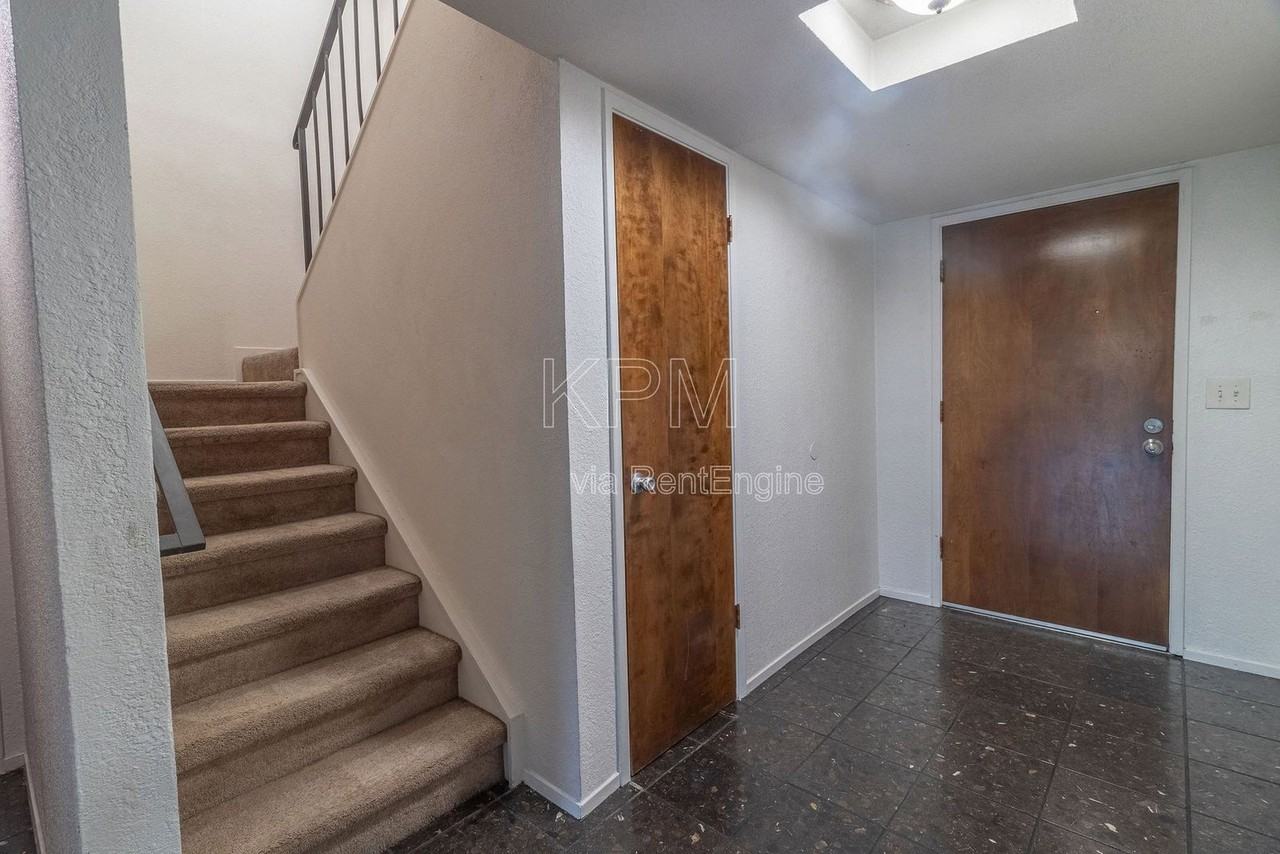 5530 Sandpiper Ct - Photo 3 of 20