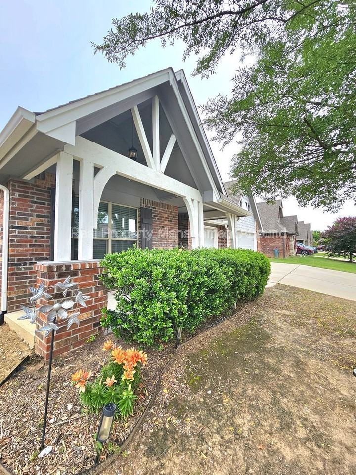 14727 S Urbana Ave - Photo 7 of 35