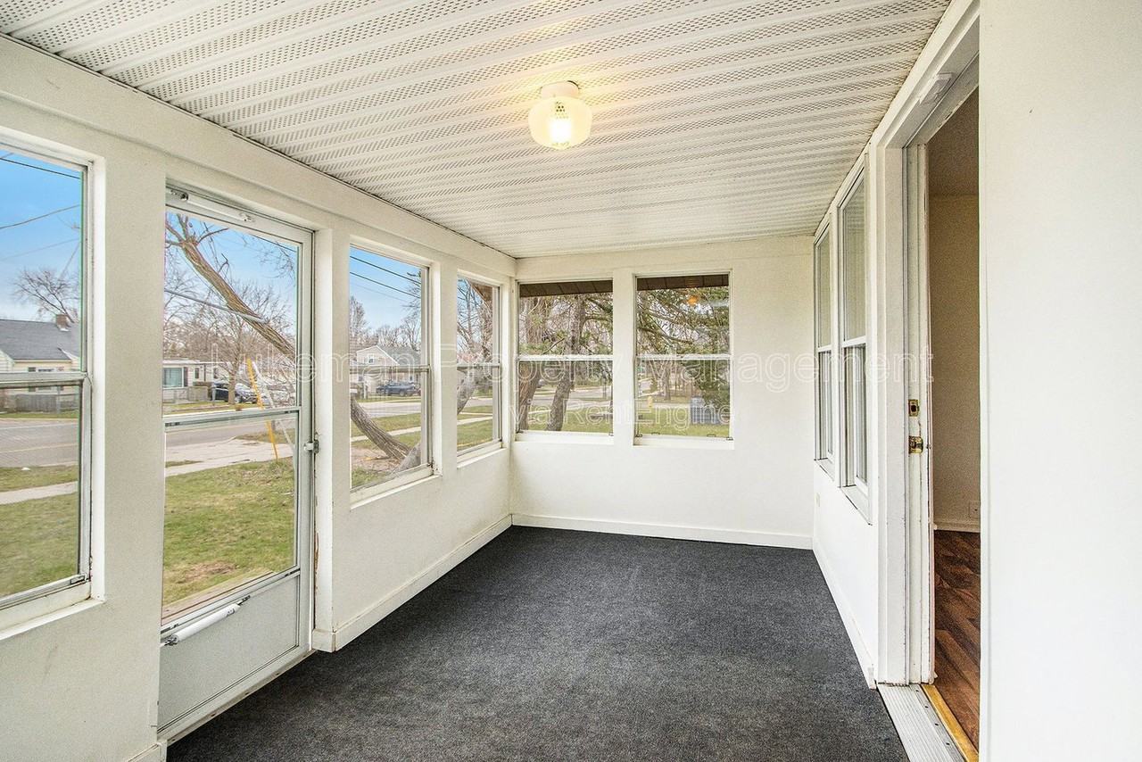 527 Idaho Ave - Photo 4 of 17
