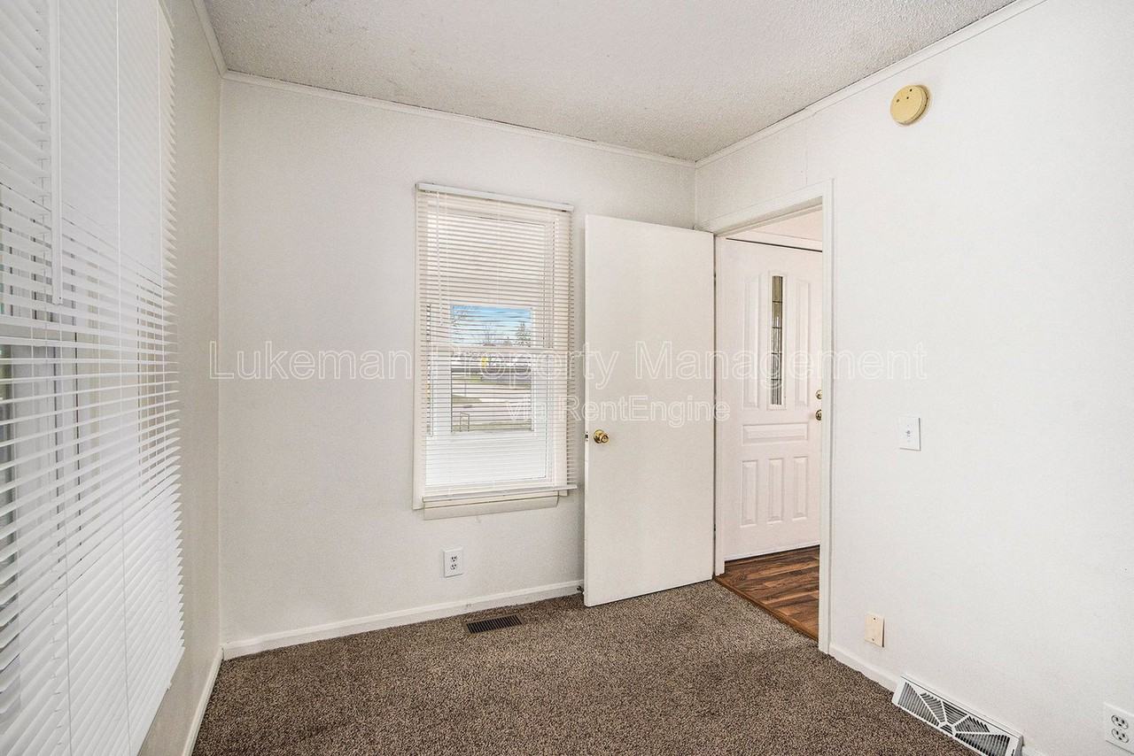 527 Idaho Ave - Photo 6 of 17