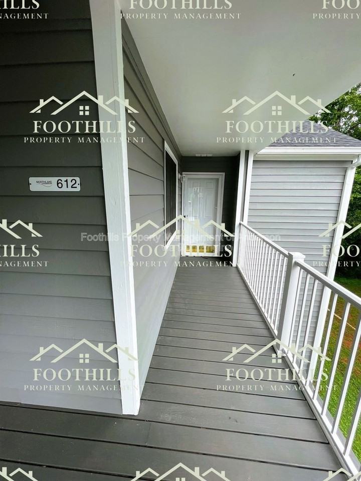 612 Northlake Dr - Photo 2 of 10