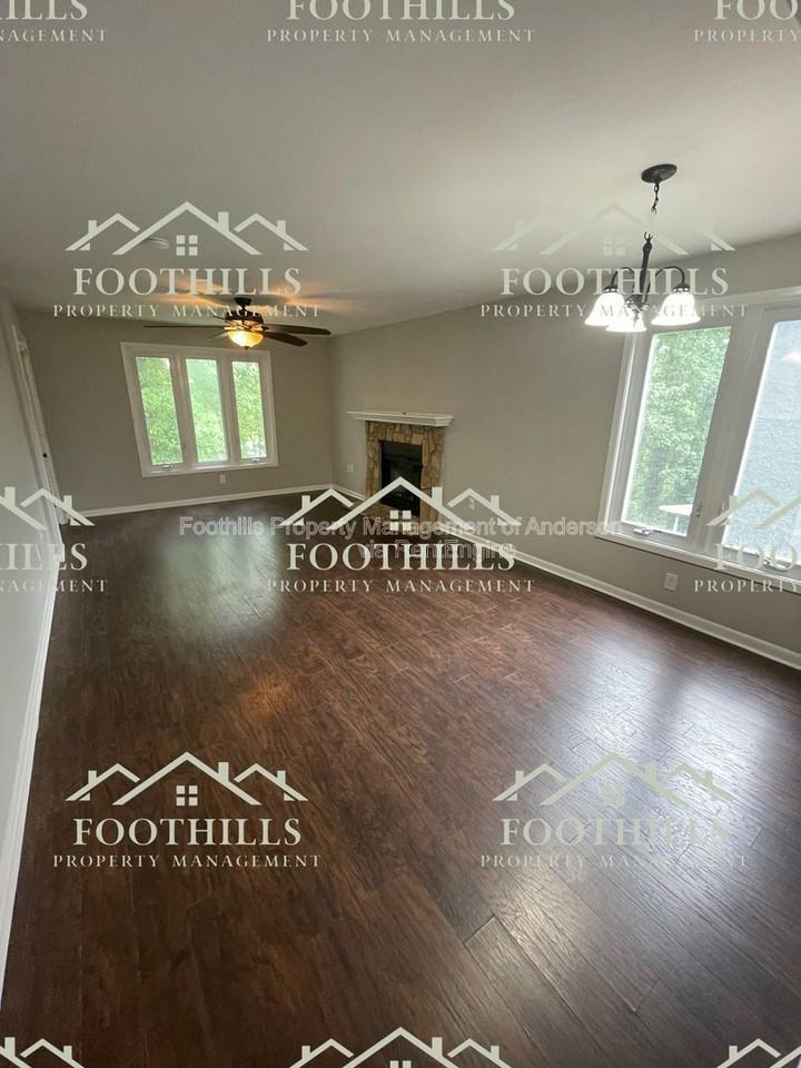 612 Northlake Dr - Photo 3 of 10
