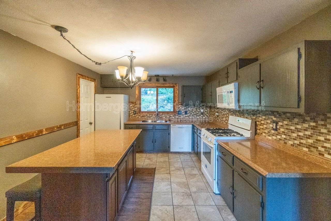 1407 W Spring Ln - Photo 2 of 30