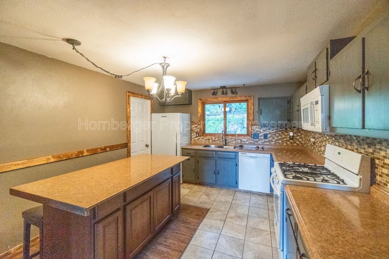 1407 W Spring Ln - Photo 4 of 30